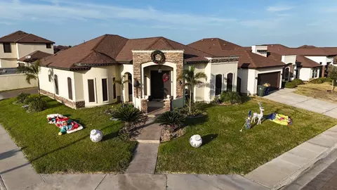 212 Areca Dr, Laredo, TX 78045 photo 1