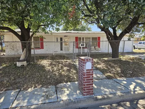 2701 E Locust St, Laredo, TX 78043 photo 1
