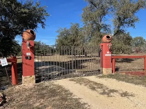 200 Cr 7721, Natalia, TX 78059