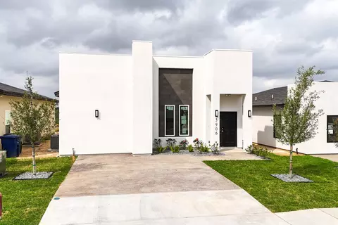 3906 Texas Dr, Laredo, TX 78046 photo 1