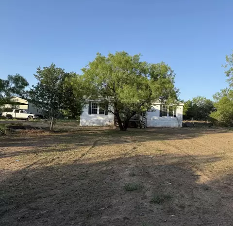692 Wilson St, Cotulla, TX 78014 photo 1