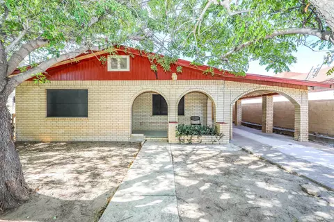 318 W Travis St, Laredo, TX 78040