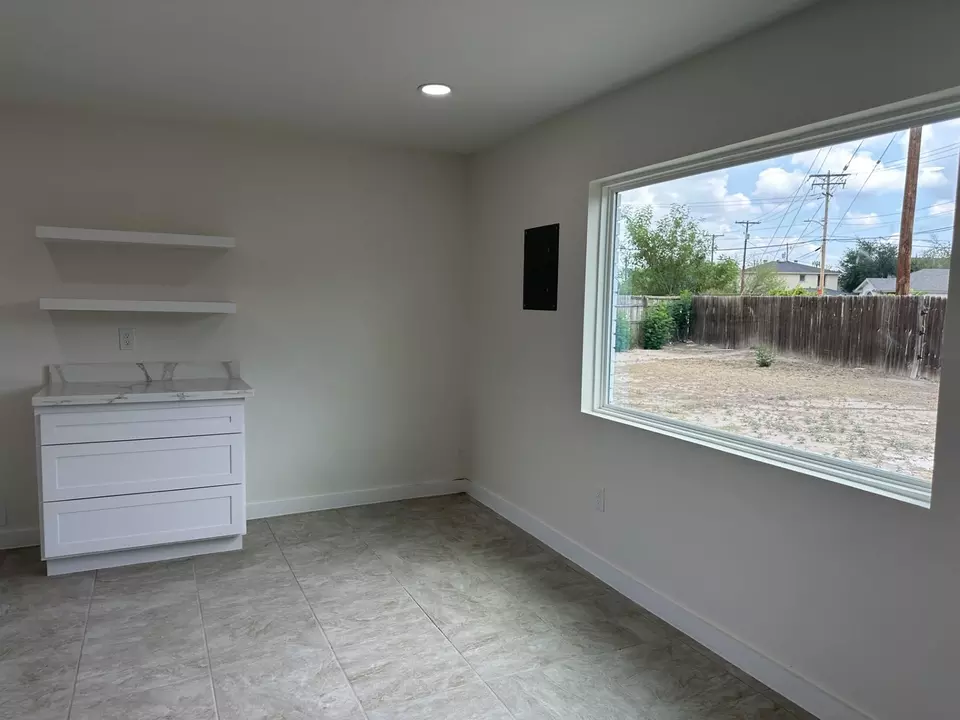 Living - 4640 Monterrey Lp, Laredo, TX 78041 photo 5 of 5