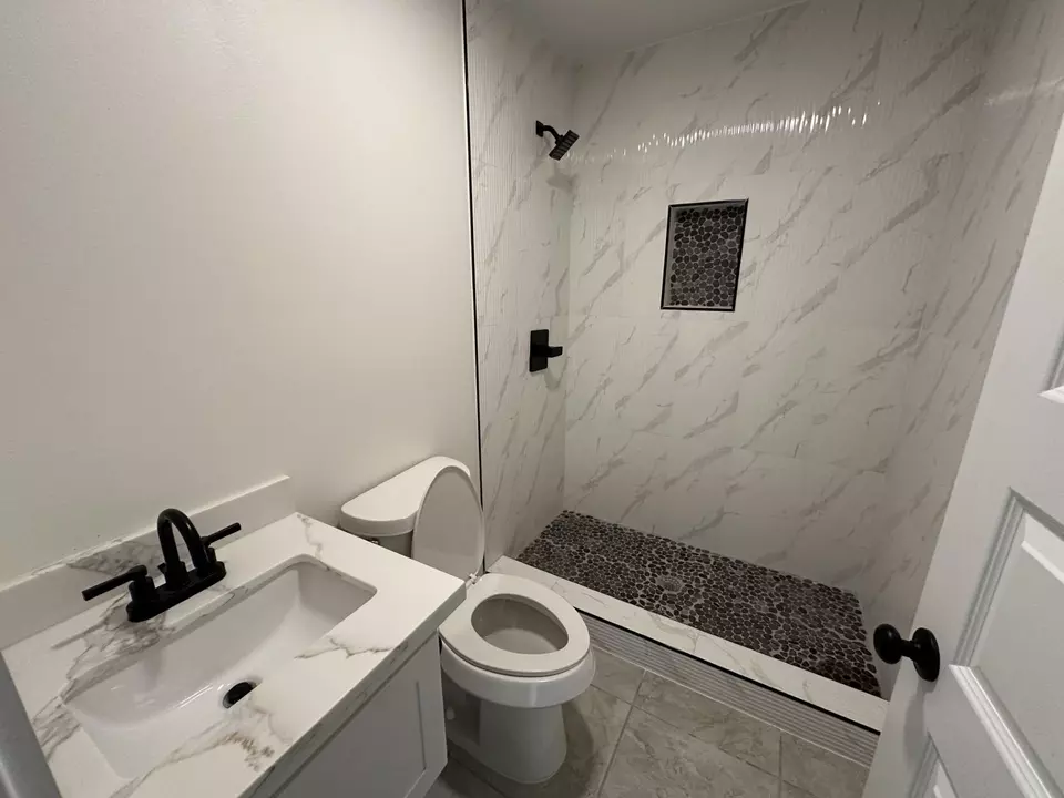 Bath - 4640 Monterrey Lp, Laredo, TX 78041 photo 2 of 2