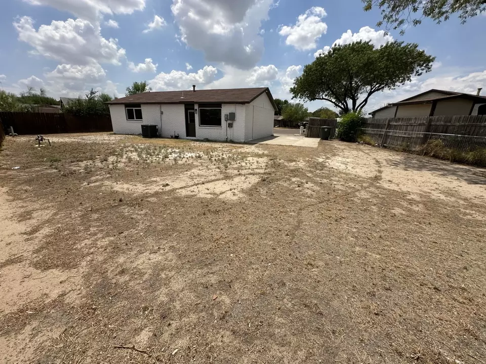 Exterior - 4640 Monterrey Lp, Laredo, TX 78041 photo 4 of 6