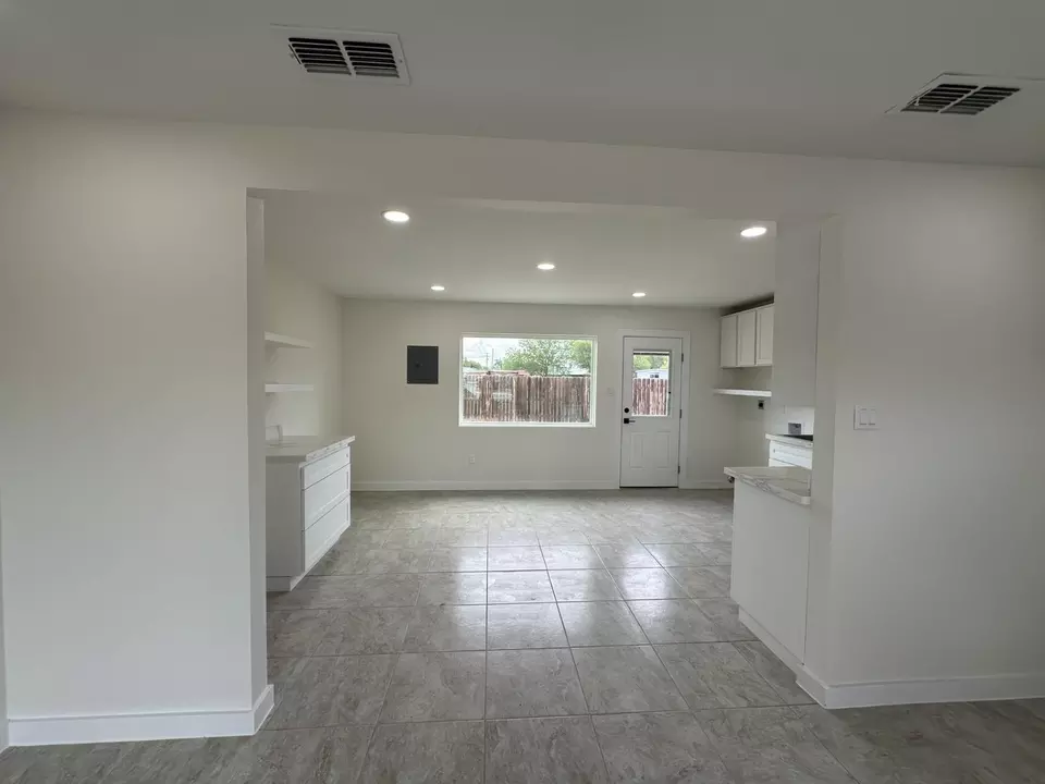 Living - 4640 Monterrey Lp, Laredo, TX 78041 photo 4 of 5