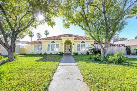 1014 King Ln, Laredo, TX 78045