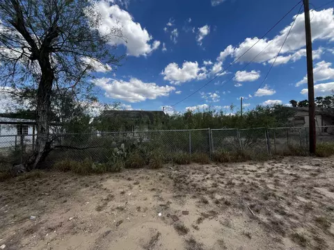 236 Lozano Rd, Zapata, TX 78076