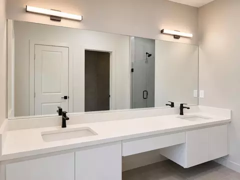 Bath - 5013 Servando Dr, Laredo, TX 78046 photo 2 of 3