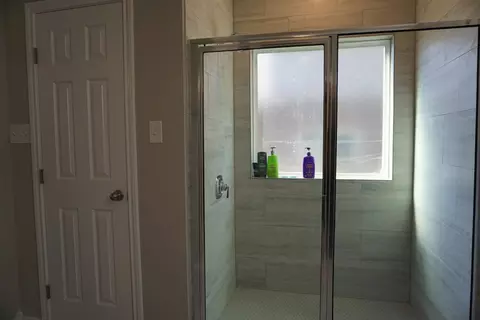 Bath - 1610 Alborada Dr, Laredo, TX 78045 photo 2 of 7