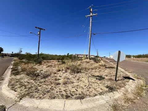 203 Madison Ave, Zapata, TX 78076