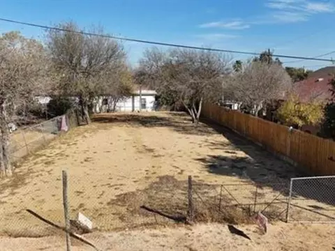 2818 Norton St, Laredo, TX 78046