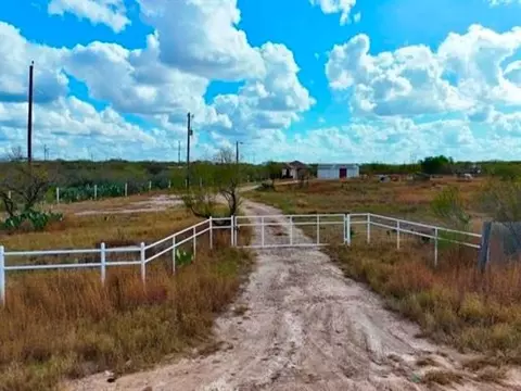 369 Camino Del Sur, Laredo, TX 78041