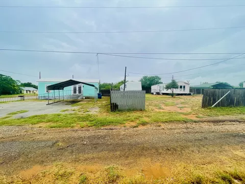 108 Hugo St, Dilley, TX 78017