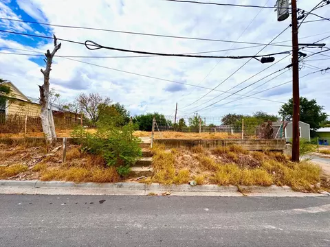 4 Water St, Laredo, TX 78040