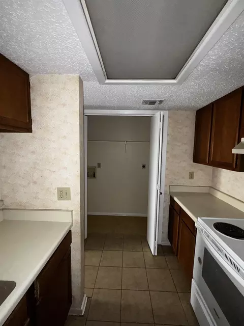 Kitchen - 100 E Aurora St #331, Laredo, TX 78040 photo 2 of 3