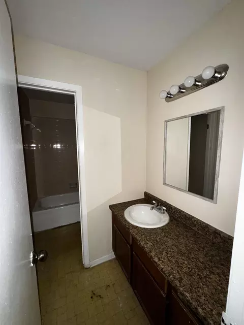 Bath - 100 E Aurora St #331, Laredo, TX 78040 photo 2 of 3