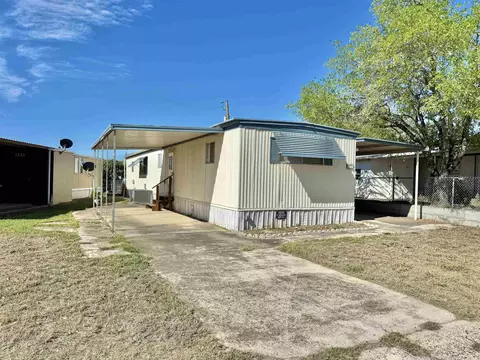 102 Blossum Blvd, Zapata, TX 78076