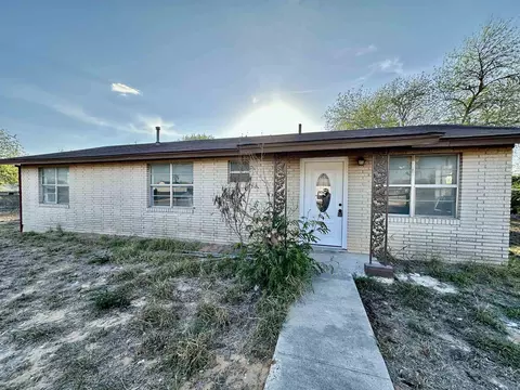 911 N Pine St, Hebbronville, TX 78361