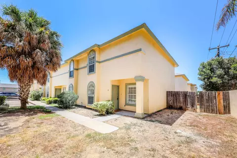 1000 Ranchway Dr #15, Laredo, TX 78045