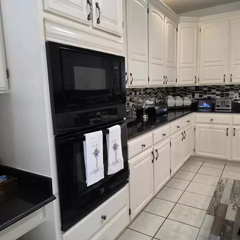 Kitchen - 1310 Nicklaus Lp, Laredo, TX 78045 photo 4 of 4