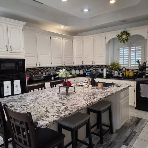 Kitchen - 1310 Nicklaus Lp, Laredo, TX 78045 photo 2 of 4