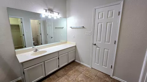 Bath - 11119 Capistran Lp, Laredo, TX 78045 photo 1 of 2