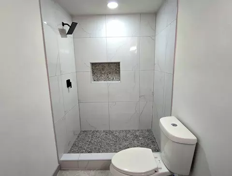 Bath - 1017 12 E Lyon St, Laredo, TX 78040 photo 3 of 4