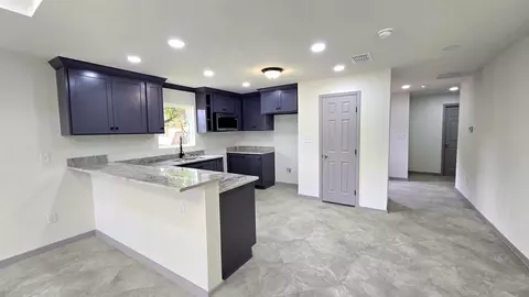 Entry Way - 1017 12 E Lyon St, Laredo, TX 78040 photo 3 of 6