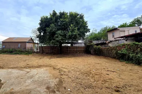 Exterior - 1017 12 E Lyon St, Laredo, TX 78040 photo 8 of 10