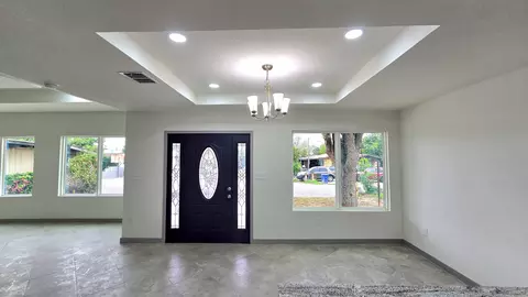 Entry Way - 1017 12 E Lyon St, Laredo, TX 78040 photo 4 of 6