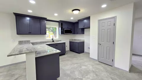 Kitchen - 1017 12 E Lyon St, Laredo, TX 78040 photo 2 of 2