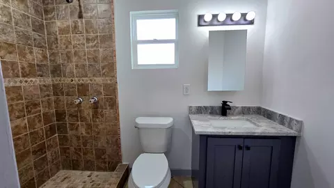 Bath - 1017 12 E Lyon St, Laredo, TX 78040 photo 4 of 4
