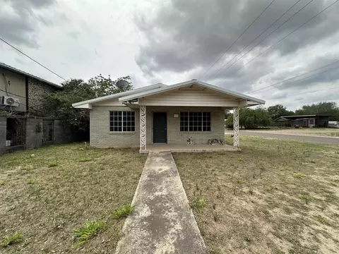 1813 N 1st St, Zapata, TX 78076