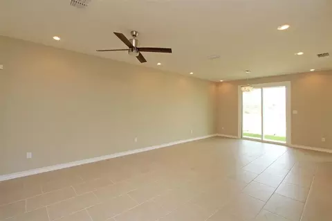 Living - 7917 Elka Lp, Laredo, TX 78045 photo 2 of 6
