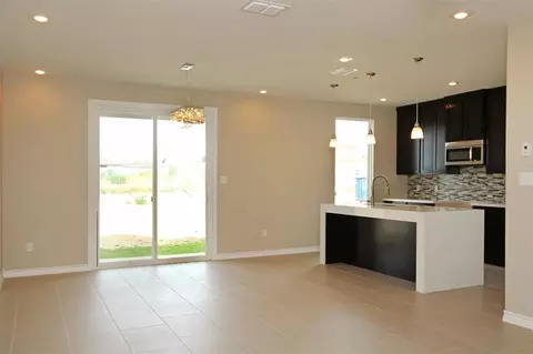 Living - 7917 Elka Lp, Laredo, TX 78045 photo 3 of 6
