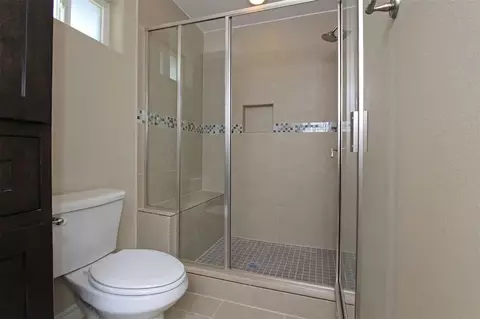 Bath - 7917 Elka Lp, Laredo, TX 78045 photo 3 of 3