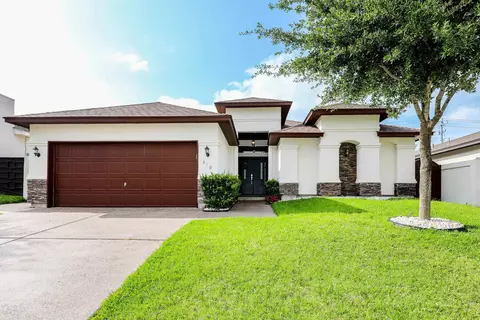 210 Bluff Oak Dr, Laredo, TX 78045