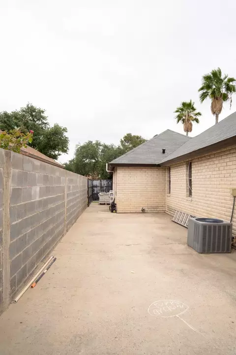 Exterior - 153 Biscayne Lp, Laredo, TX 78045 photo 8 of 9