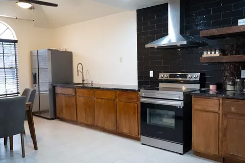 Kitchen - 153 Biscayne Lp, Laredo, TX 78045 photo 2 of 2