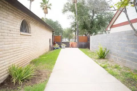 Exterior - 153 Biscayne Lp, Laredo, TX 78045 photo 4 of 9