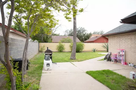 Exterior - 153 Biscayne Lp, Laredo, TX 78045 photo 6 of 9