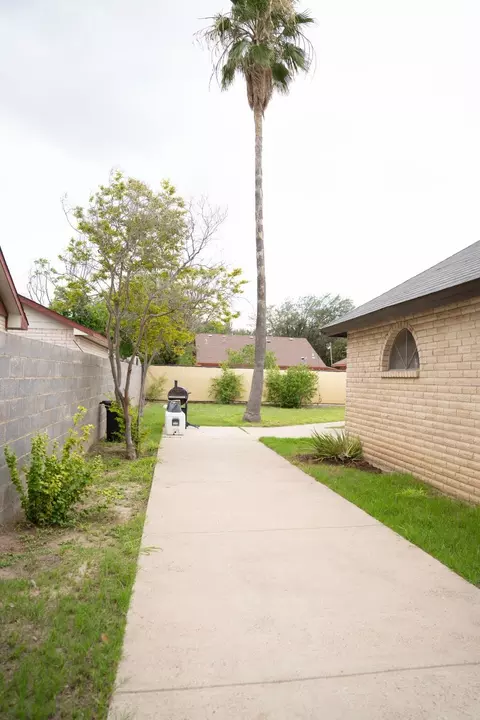 Exterior - 153 Biscayne Lp, Laredo, TX 78045 photo 5 of 9