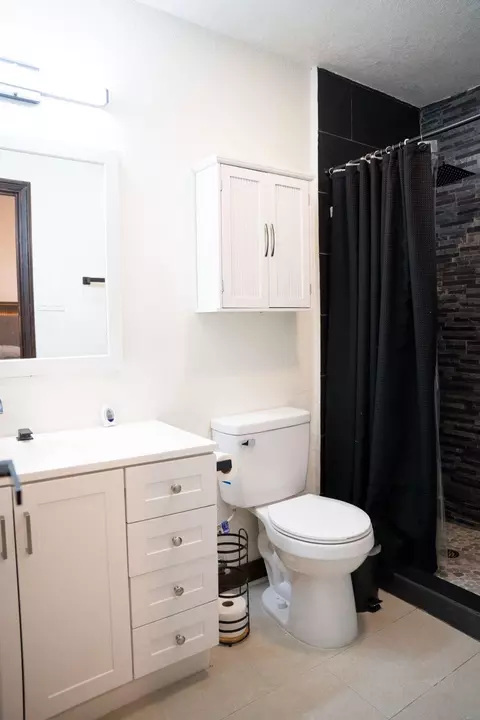Bath - 153 Biscayne Lp, Laredo, TX 78045 photo 2 of 3