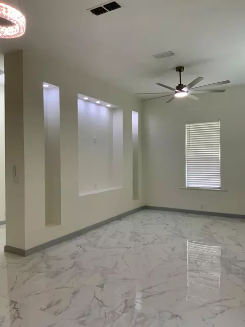 Living - 919 Willow St, Laredo, TX 78040 photo 1 of 3