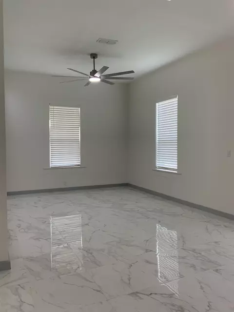 Living - 919 Willow St, Laredo, TX 78040 photo 2 of 3