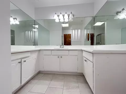 Bath - 412 Longshadow Rd, Laredo, TX 78041 photo 1 of 7
