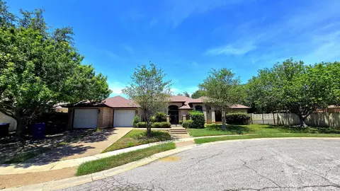 8101 Purtzer Dr, Laredo, TX 78045