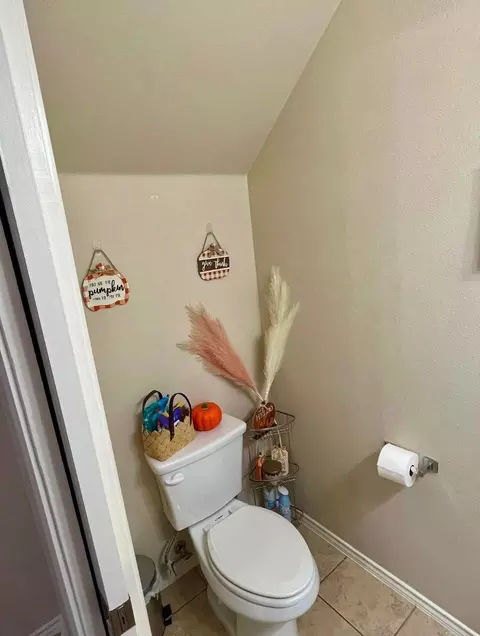 Bath - 114 Niagara Dr, Laredo, TX 78045 photo 1 of 3