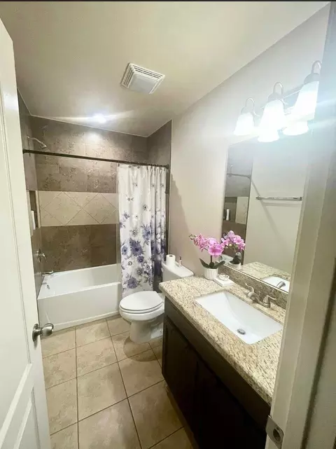 Bath - 114 Niagara Dr, Laredo, TX 78045 photo 2 of 3